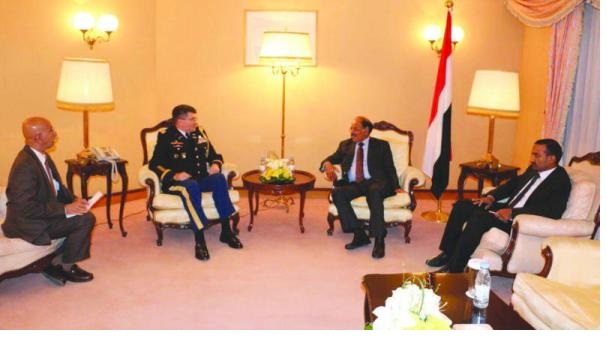 الفريق الركن علي محسن الأحمر لدى استقباله الملحق العسكري الأميركي باليمن ديفيد كوبز ونائبه الأسبوع الماضي في مقر إقامته المؤقتة بالرياض (سبأ) 