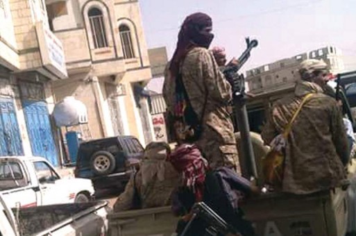 مقاتلو المقاومة فوق شاحنة عسكرية في مدينة حريب (المشهد اليمني)