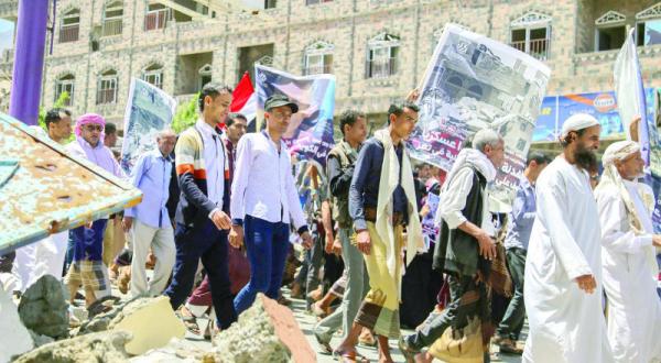 محتجون يتظاهرون في تعز ضد استمرار الخروقات للميليشيات الانقلابية والحصار (أ.ف.ب)
