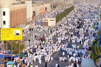 الحجاج يواصلون النفرة من عرفات إلى مزدلفة