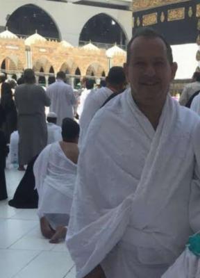 شاهد صورة السفير البريطاني بالسعودية وهو يؤدي مناسك الحج بعد اعلان اسلامه