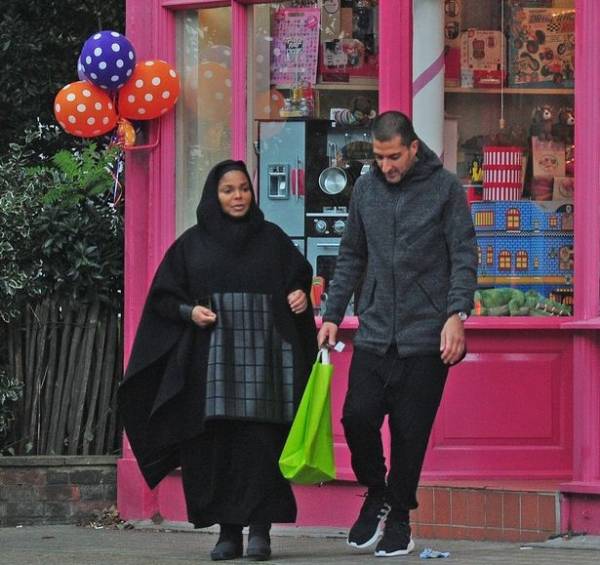 المغنية جانيت جاكسون تظهر مع زوجها القطري لأول مرة وهي ترتدي الزي الإسلامي الكامل