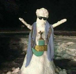 شاهد.. صورتان لرجل وإمرأة الثلج بالزي اليمني