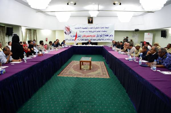 بعد وصوله الى حضرموت ..رئيس الجمهورية يرأس اجتماع موسع لقيادات السلطة المحلية والعسكرية