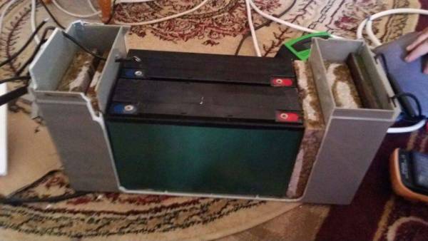 طريقة نصب جديدة في عاصمة اليمن صنعاء.. شاهد ماذا وجد مواطن داخل بطارية الطاقة الشمسية