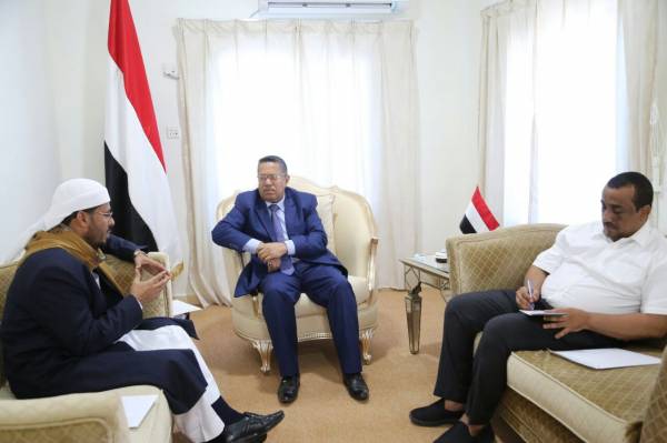 رئيس الوزراء يطلع على تقرير لجنة التحقيق في السفينة التي غرقت بسقطرى