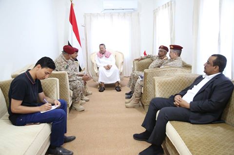 رئيس الحكومة أحمد عبيد بن دغر يبحث اهمية استعادة مؤسسات الجيش اليمني