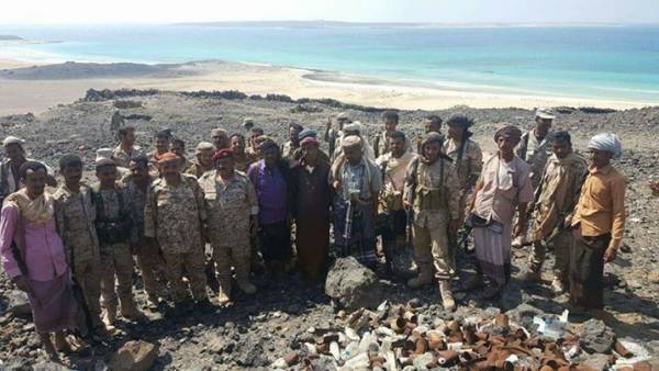 قائدا المنطقة العسكرية الرابعة ومحور تعز يتفقدان المناطق المحررة في باب المندب و ذوباب الساحلية