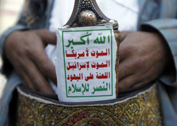 القاعدة والحوثي يتبادلان النفخ في جمر الطائفية باليمن