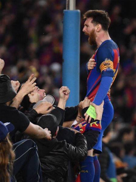 ميسي مع جماهير برشلونة