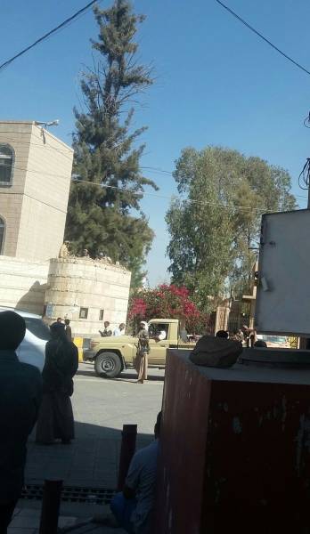 140 مسلحآ حوثيآ يقتحمون مبنى وزارة التعليم بصنعاء