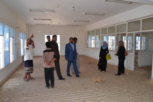 نائب وزير الاعلام يزور مبنى صحيفة الثورة بعدن: ويؤكد : بان أولويات الحكومة خلال الفترة القادمة إعادة تأهيل المبنى