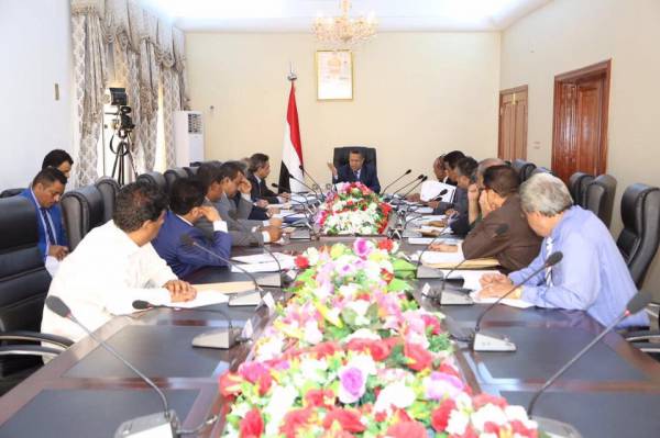 رئيس الوزراء:وجهنا وزارة المالية باستكمال صرف المرتبات لجميع الموظفين دون استثناء