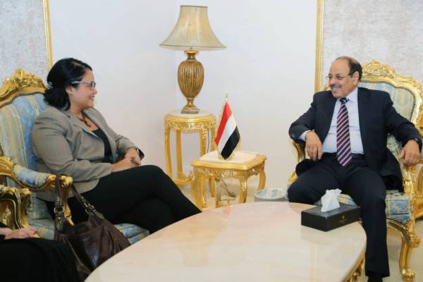 الاحمر خلال لقائه نائبة السفير الأمريكي