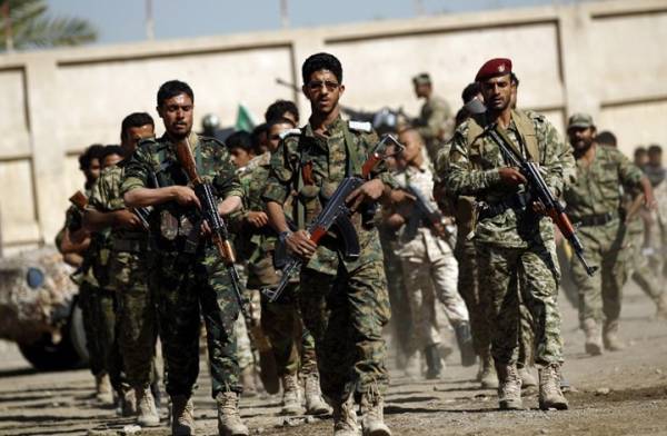 ميدي: الجيش اليمني يعلن تدمير زورق حوثي على متنه 5 خبراء ألغام