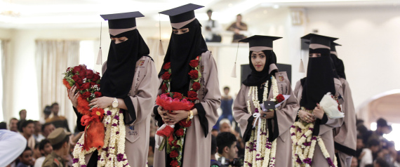 على نهج الملكة بلقيس.. هل يكون مفتاحٌ حلِّ مشكلة الحرب المدمِّرة في البلاد نساء اليمن؟!