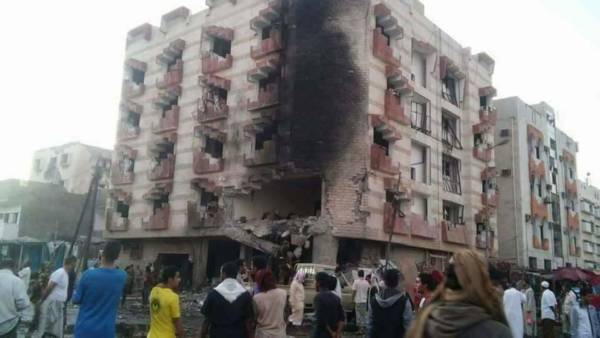 انفجار سيارة مفخخة قرب مقر وزارة المالية بعدن (صور)