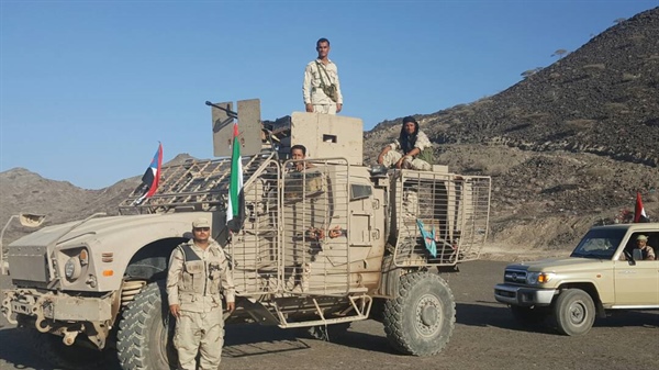 مدرعة إماراتية بيد قوات انفصالية موالية لها قرب عدن- تويتر
