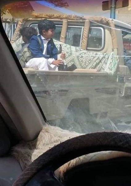 صورة وحدث..المليشا الحوثية تعوض نقص مقاتليها وتزج بالاطفال الى جبهات القتال