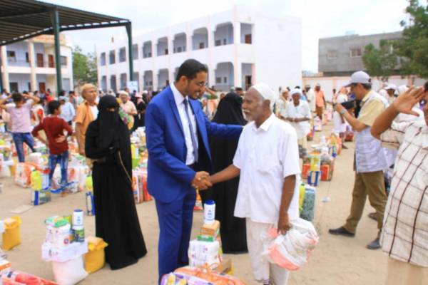 وكيل اول محافظة الحديدة يدشن مشروع “شاحنات صباح الإنسانية” الكويتي لنازحي الحديدة بالعاصمة عدن