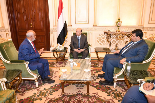رئيس الجمهورية يلتقي محافظ الحديدة ويؤكد على أهمية تمكين مكين أبناء تهامة من إدارة محافظتهم