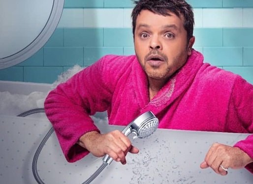 الفنان المصري محمد هنيدي يعرض بوسترات مسرحية “3 أيام في الساحل”