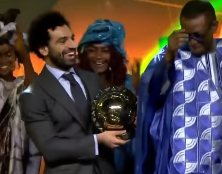 محمد صلاح الافضل في افريقيا للعام 2018 (شاهد طريقة احتفاله بالجائزة)