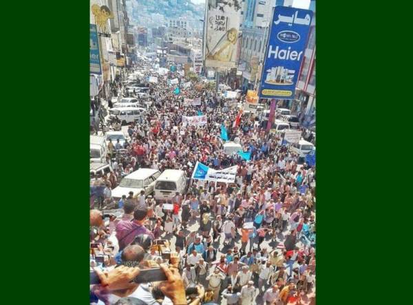 خرج في مسيرات حاشدة.. إصلاح تعز يحتفى بـ”عاصفة الحزم” ويؤكد دعم السلطة المحلية وأهمية استكمال التحرير