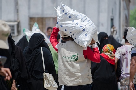 ضمن مشروع الاستجابة الطارئة “إغاثة الحديدة”.. العون المباشر تواصل توزيع المساعدات الغذائية بتمويل من الصندوق العربي للإنماء