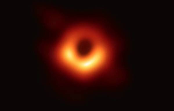 كل ما تريد معرفته عن الظاهرة الفلكية المبهرة “الثقب الأسود”