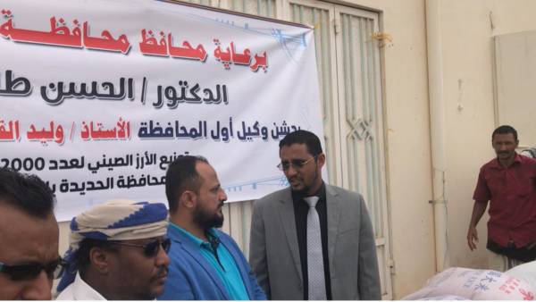 عدن: القديمي يدشن توزيع 2000 كيس من الارز الصيني لنازحي الحديدة
