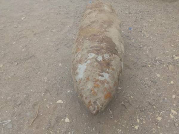 الحديدة : الفرق الهندسية التابعة للجيش الوطني تفكك قذائف صاروخية من مخلفات الحوثي في الحيمة