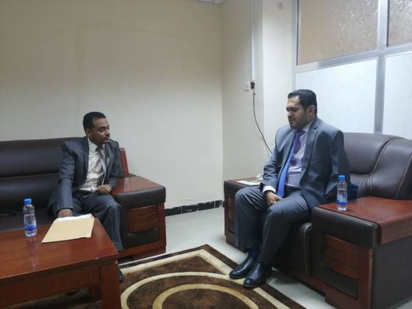 ناقش الجانبان أوضاع المختطفين من أبنا المحافظة.. وكيل محافظة “ريمة” العسل يلتقي وزير حقوق الانسان