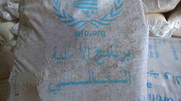 وزعت دقيق فاسد ومواد غذائية منتهية الصلاحية.. المليشيات تتاجر بمعانات المدنيين بمحافظة ريمة (صور)