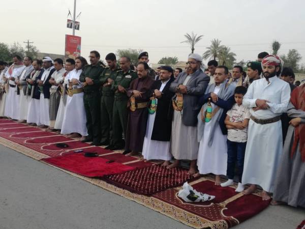 محافظ ريمة ووكيلها يؤديان صلاة عيد الأضحى بمارب وزيارة معايدة لجرحى الجيش الوطني