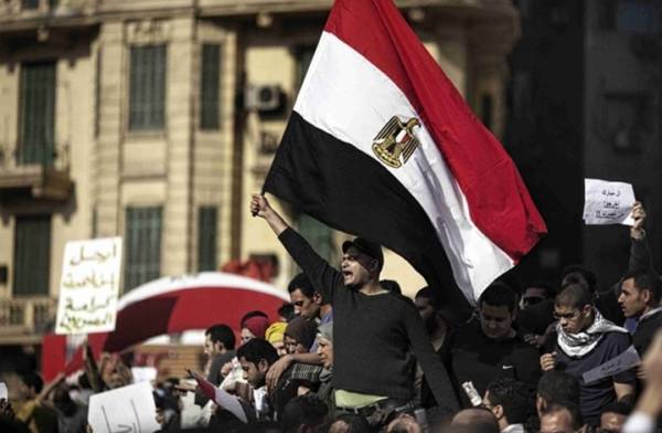 مصر.. تظاهرات بمحيط التحرير ومدن عدة تطالب برحيل الرئيس المصري “السيسي”