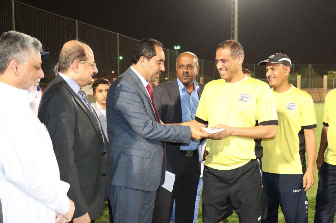 وزير الشباب يزور معسكر المنتخب الوطني بالرياض ويرمهم بمبلغ 20 مليون ريال