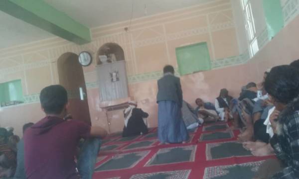 ريمة.. مليشيات الحوثي تفرض خطيبا حوثيا وتمنع المصلين من مغادرة المسجد بقوة السلاح