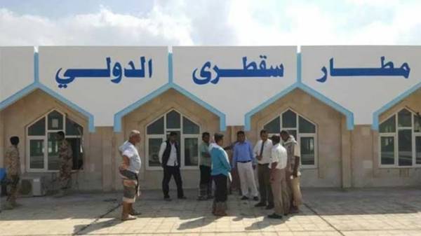 محافظ سقطرة يرفع بلاغ عاجل الى رئيس الجمهورية يتهم عناصر إماراتية باقتحام مطار سقطرى بالقوة لتهريب «مطلوبين أمنياً»