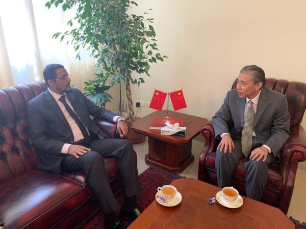 وكيل محافظة الحديدة القديمي يلتقي السفير الصيني والاخير “ينصدم” مما يجري في الحديدة