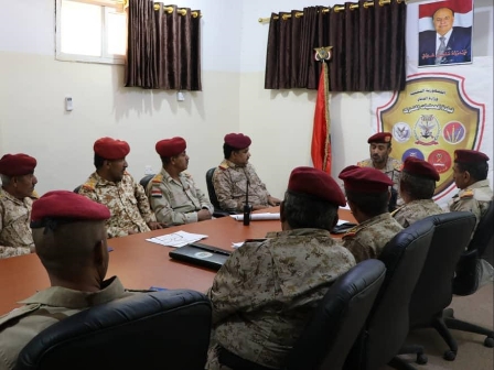 قائد العمليات المشتركة يؤكد على استمرار المواجهات في مختلف الجبهات ويشيد بانتصارات الجيش في نهم