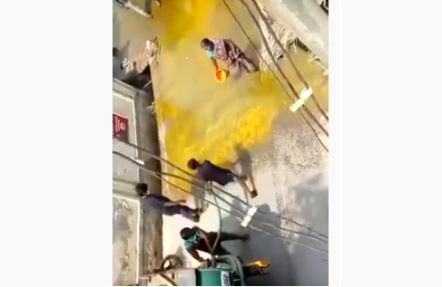 فيديو غريب .. شاهد لحظة تعقيم شوارع الهند بالكركم بسبب فيروس كورونا