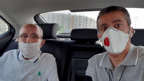 شاهد اول صورة لرجل الاعمال الحاج عبدالواسع هائل سعيد بعد تعافيه من فيروس كورونا.. وهذا ما قاله بعد مغادرة المستشفى