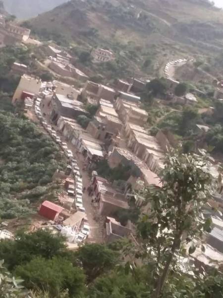 ريمة- مزهر.. مئات السيارات تقف في طابور طويل امام المحطة الوحيدة بالمديرية