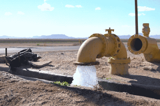 تسبب بتشقق الاسفلت كما لو انه فيضان,فيديو لانفجار احد انابيب المياه تحت الارض