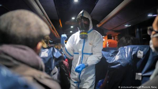 ابعاد احد المسافرين على متن خطوط طيران امريكية لرفضه ارتداء الكمامة ..!