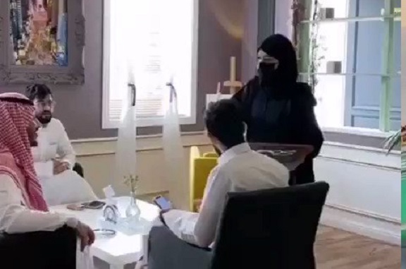 فتاة تعمل باحد المقاهي في الطائف السعودية