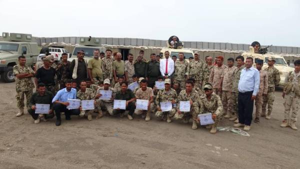 القديمي يكرم المشاركين في دورة الاتصالات والاشارة والرادار لمنتسبي قطاع خفر السواحل في البحر الاحمر