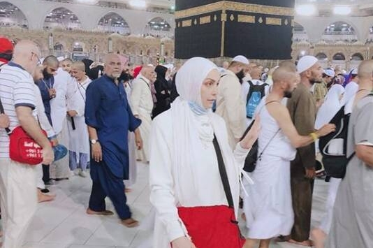 المطربة أمل حجازي تنشر صورة لها أثناء الحج وتعلق على ارتدائها للحجاب