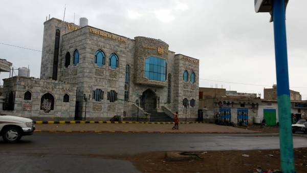 الحديدة.. مشرف حوثي يشتري مقبرة من نافذ بمديرية بيت الفقيه وينتهك حرمتها